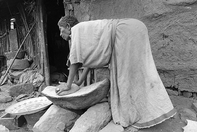 Jewish woman grinding tef. Wallaka, Ethiopia. 1984. Photo:Doron Bacher. Oster center, Beit hatfutsot.